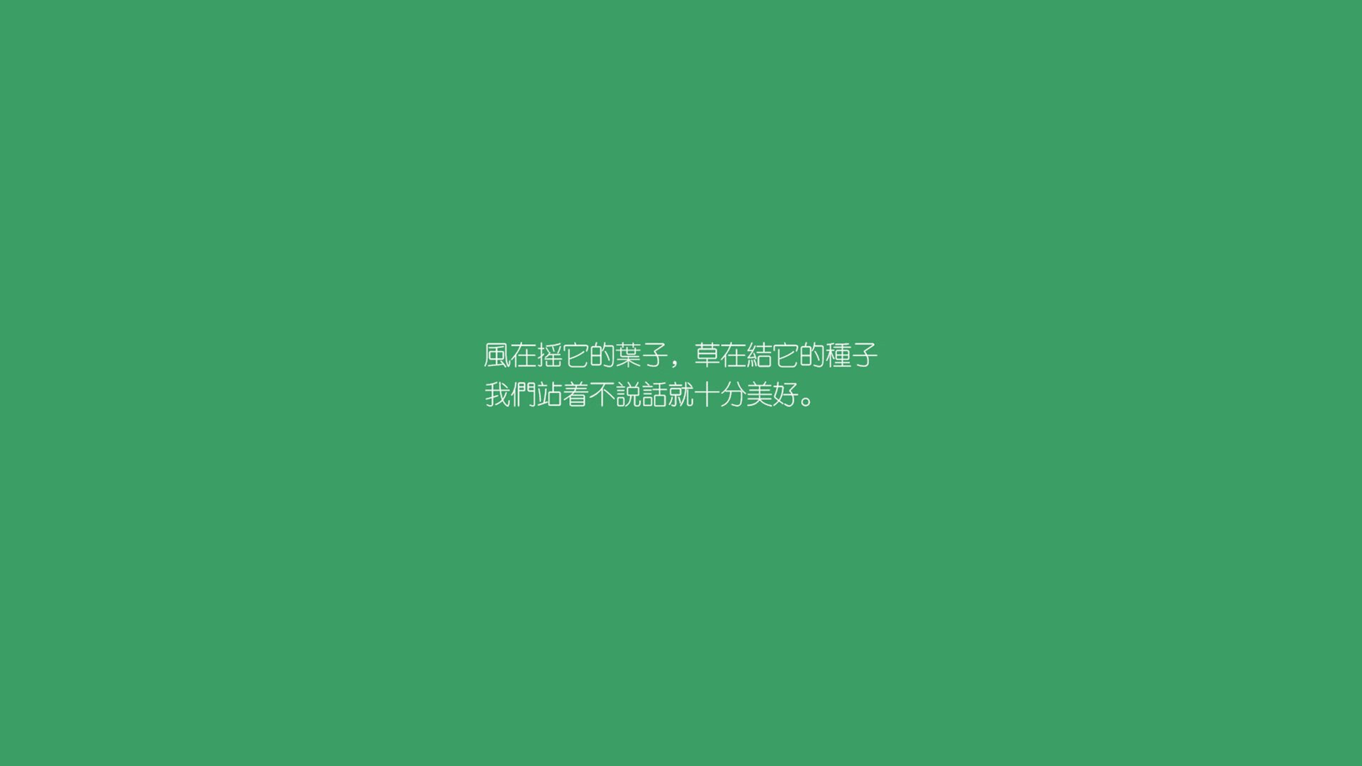 场边镜头记录球员互动瞬间展现团队温情与默契,球员们在赛场上展现