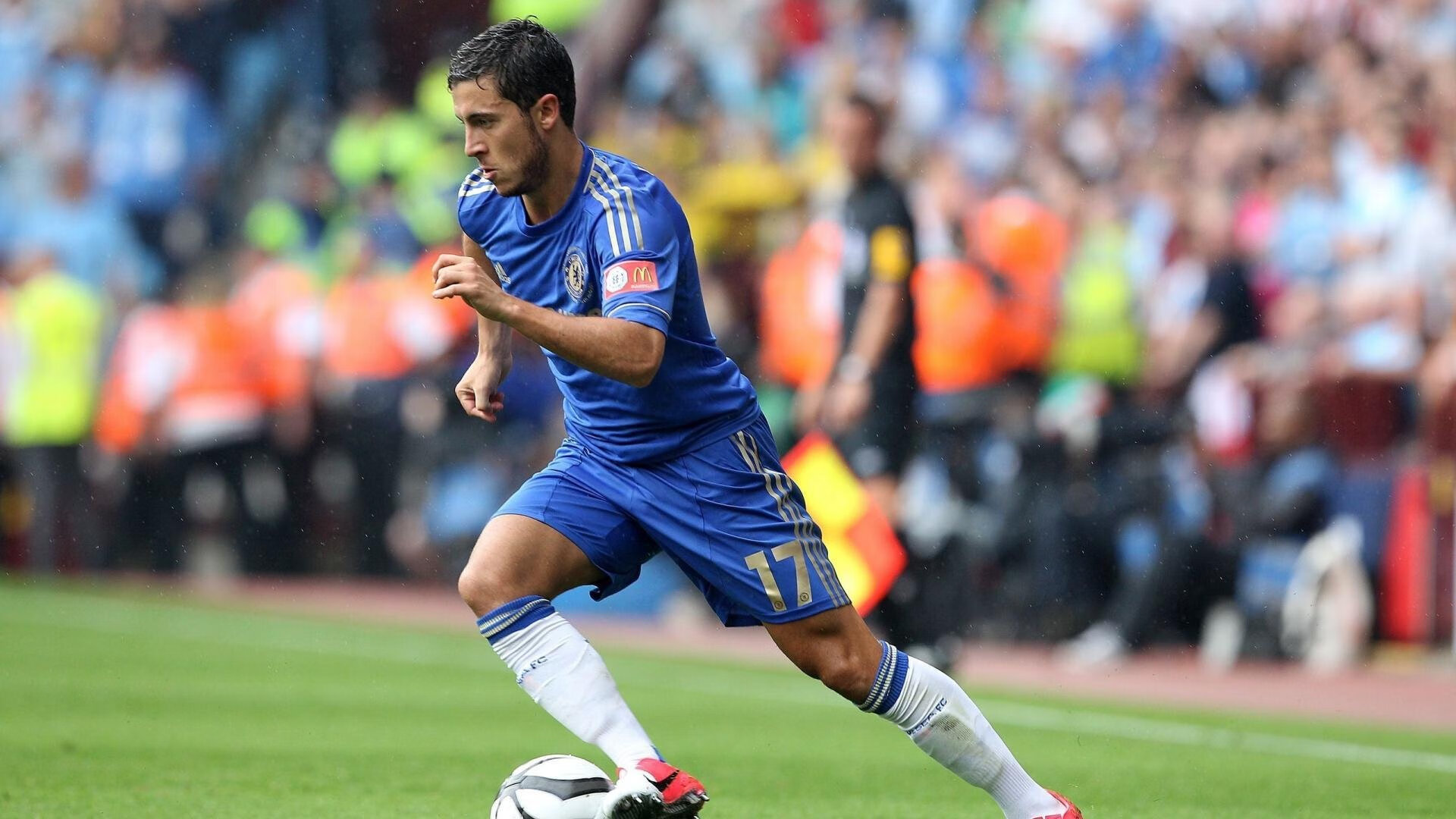 _未来运动时尚大片：科技与潮流的完美融合_，未来科技风格时装画